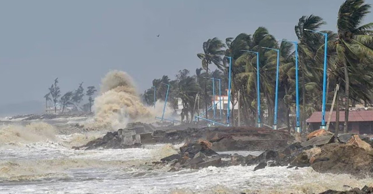 উপকূলে ৮০ কিমি বেগে ঝড়ের পূর্বাভাস, ৪-৮ ফুট উচ্চতার জোয়ারের সম্ভাবনা