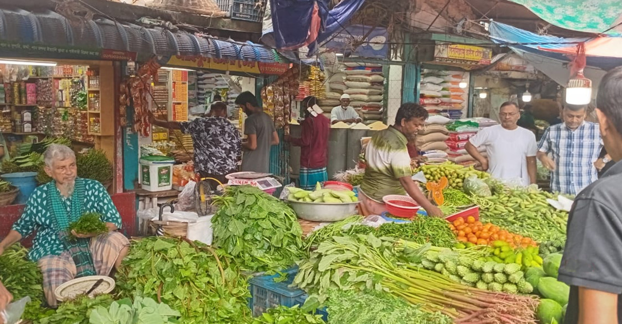 চাল-সবজিতে ভোক্তার বোঝা বাড়ছে, কমেছে কেবল মুরগির দাম