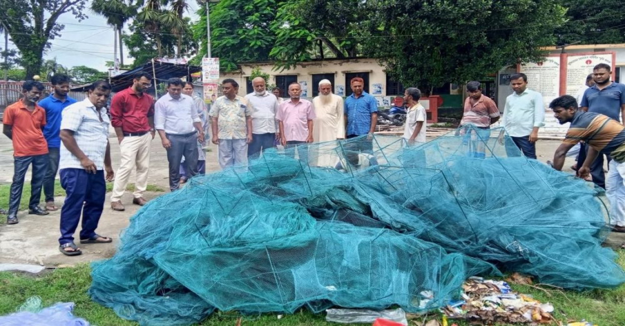কোটালীপাড়ায় বিশেষ অভিযানে ৬ লাখ টাকার চায়না দুয়ারি জাল ধ্বংস