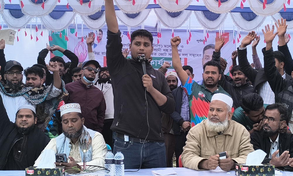 ব্যানার পোড়ানো ও ভয়ভীতির প্রতিবাদে দেবীদ্বারে এনসিপি প্রার্থী হাসনাত আব্দুল্লাহ