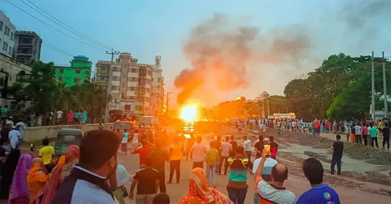 ব্রাহ্মণবাড়িয়ায় গ্যাস সিলিন্ডার বোঝাই ট্রাক উল্টে বিস্ফোরণ ও অগ্নিকাণ্ড