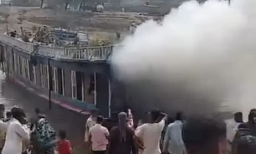 টাঙ্গুয়ার হাওরে পর্যটকবাহী হাউজবোট মাছরাঙায় অগ্নিকাণ্ড, সজ্জিত অংশ পুড়ে ছাই