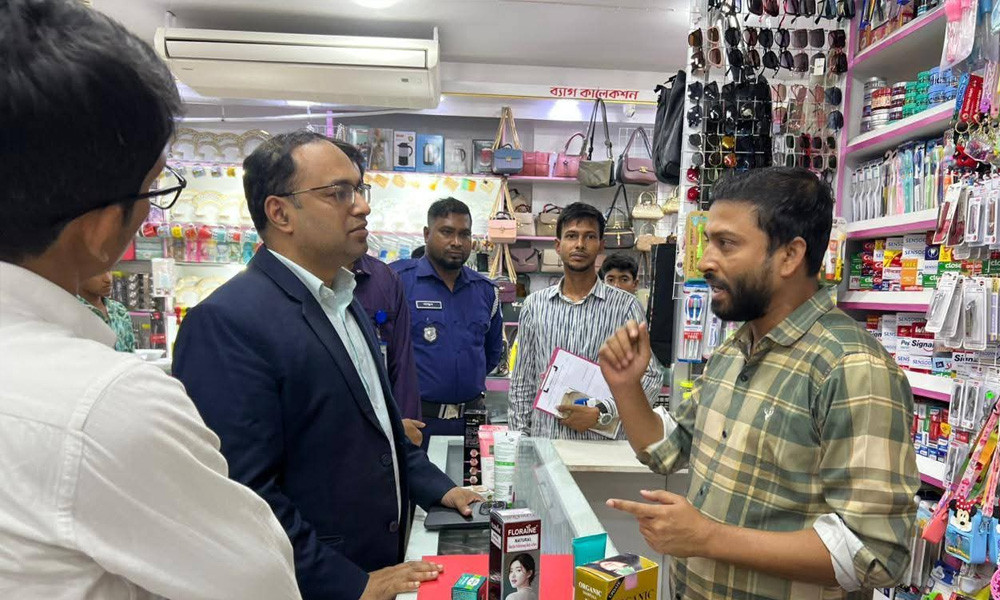 বাঞ্ছারামপুরে মানহীন কসমেটিকস বিক্রি: ভ্রাম্যমাণ আদালতের অভিযানে জরিমানা