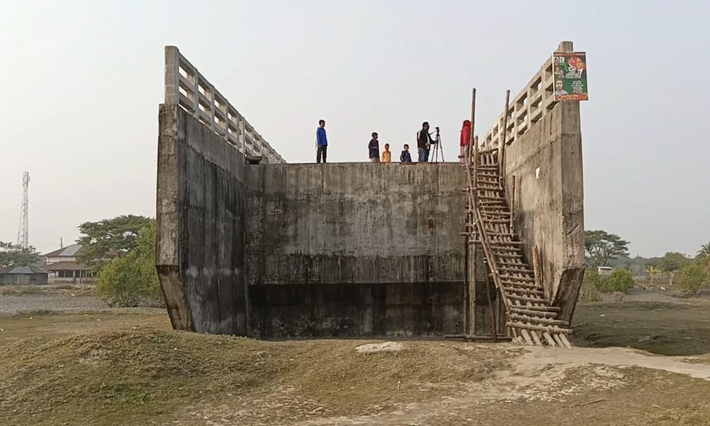 মোংলার পাখিমারা সেতু পাঁচ বছরেও সংযোগ সড়কহীন, ঝুঁকিতে শিক্ষার্থীরা