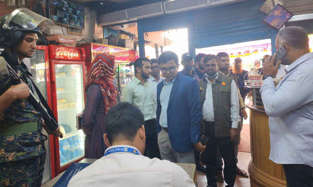 চন্দ্রগঞ্জ বাজারে অনিরাপদ খাদ্য প্রস্তুত, তিন রেস্টুরেন্টকে ২ লাখ ২০ হাজার টাকা জরিমানা