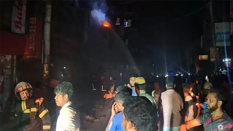 শ্রীপুরে ট্রান্সফরমার বিস্ফোরণে আগুন, তিন পথচারী দগ্ধ
