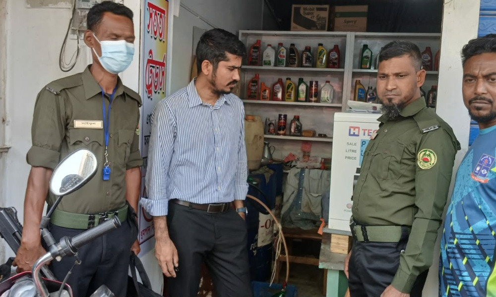 পুঠিয়ায় অবৈধ পেট্রল মজুদ: ‘সততা ট্রেডার্স’কে জরিমানা, তেল জব্দ