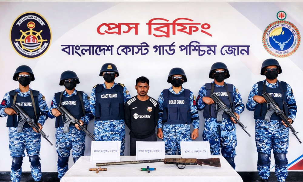সুন্দরবনে অভিযান, অস্ত্র–গুলিসহ ডাকাত বাহিনীর সদস্য আটক
