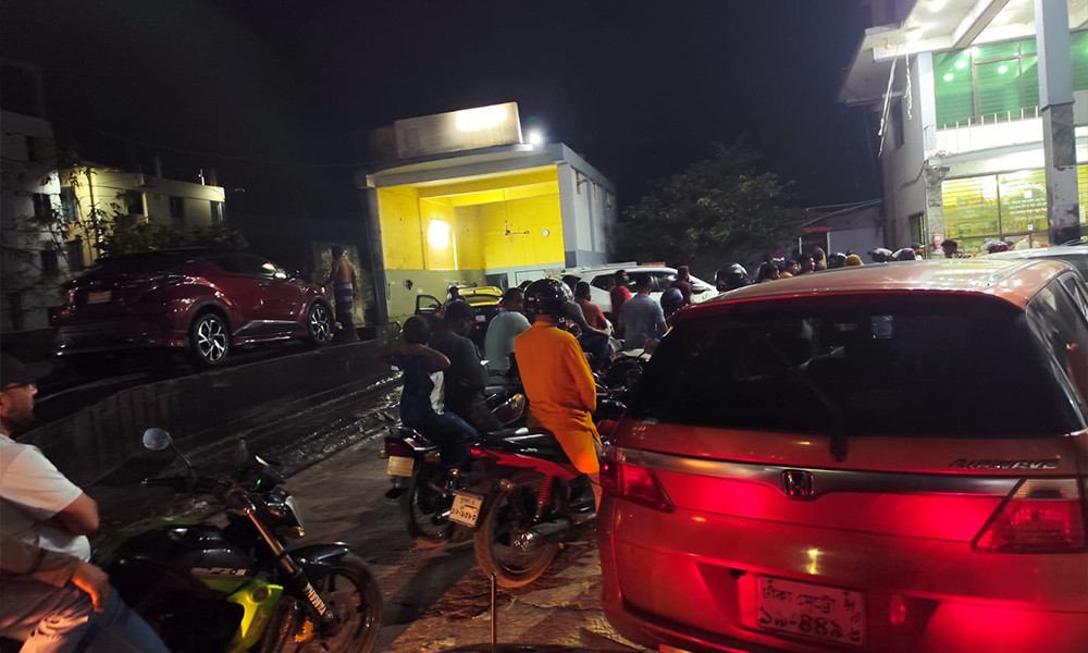 খুলনায় তেল সংকট, পাম্পে দীর্ঘ সারি ও ভোগান্তি