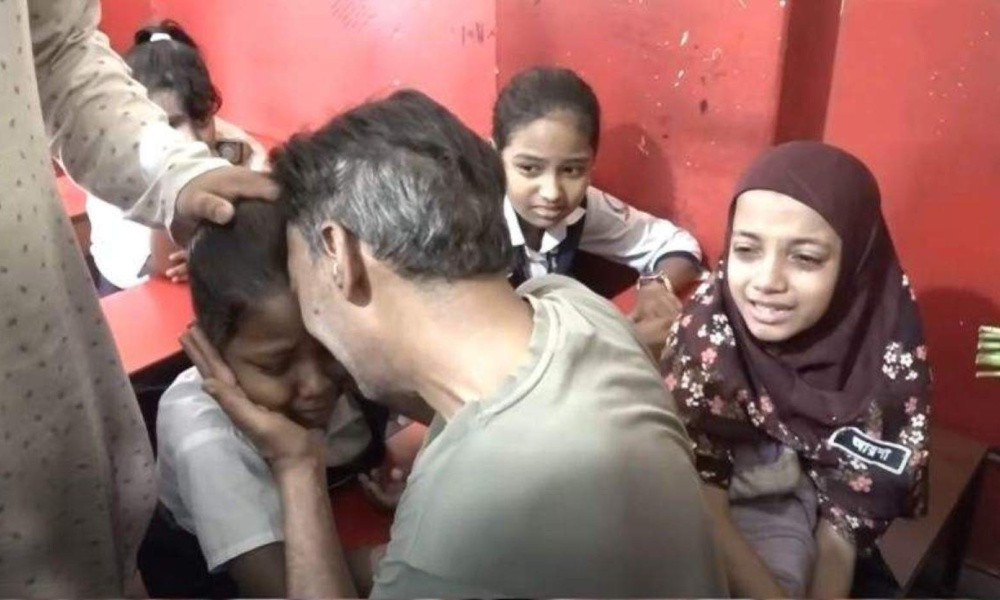 স্কুলে সহপাঠীদের মাঝে রামিসাকে খুঁজলেন বাবা, কান্নায় ভেঙে পড়ল পুরো পরিবেশ