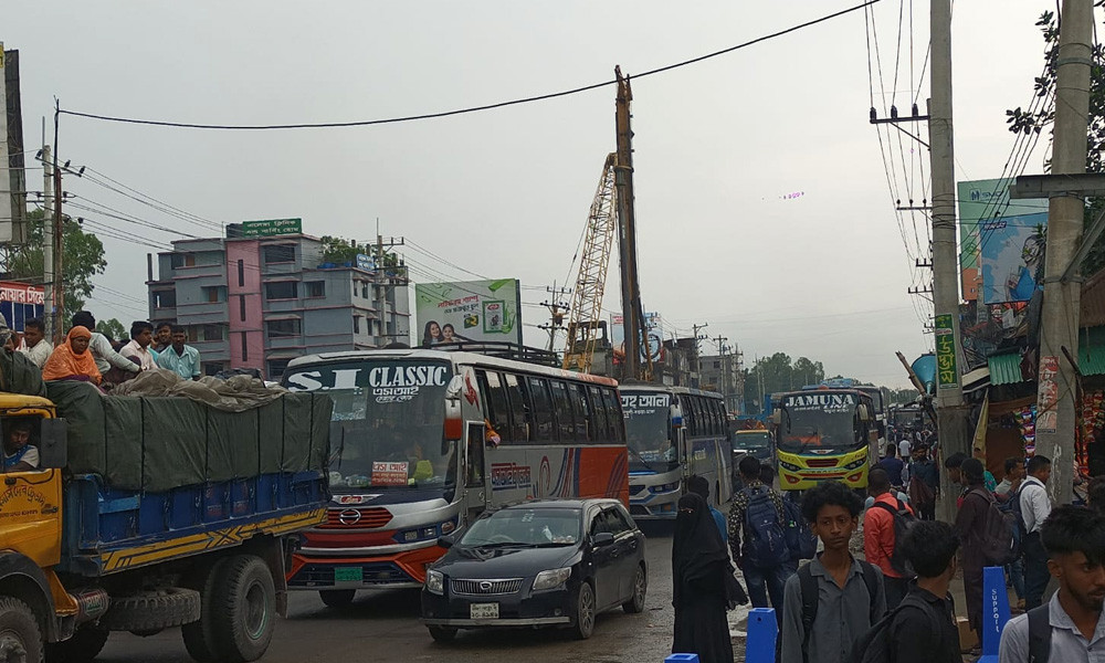 বৃষ্টি ও যানজটে ভোগান্তিতে ঈদযাত্রার ঘরমুখো মানুষ