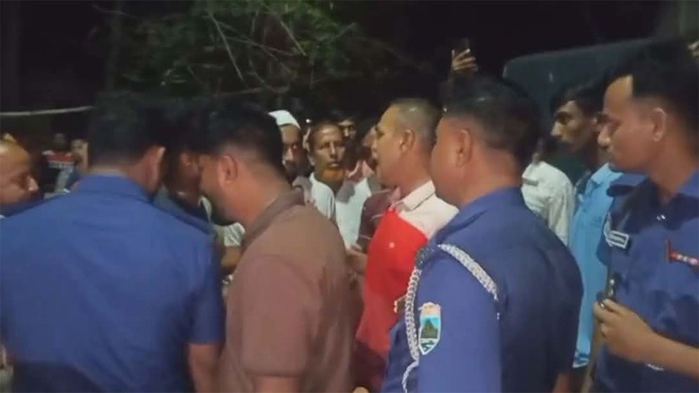 নাটোরে ৫ বছরের শিশুকে পাশবিক নির্যাতন: অভিযুক্ত ফুচকা বিক্রেতা গণপিটুনি শেষে গ্রেপ্তার
