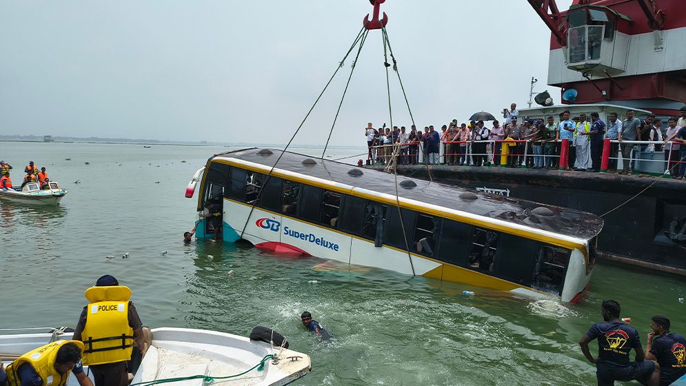 দৌলতদিয়া ফেরিঘাটে বাস নদীতে ডুবির ঘটনায় মামলা, গ্রেপ্তার ৩