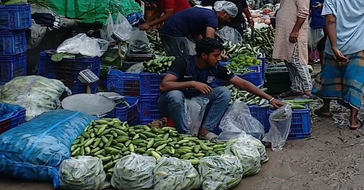 সবজির দাম কিছুটা কমলেও নারায়ণগঞ্জে বাজার এখনো আগুনছোঁয়া, কম আয়ের মানুষের নাভিশ্বাস