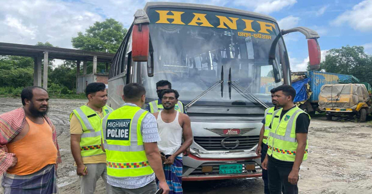 কুমিল্লায় সড়ক দুর্ঘটনায় নিহত চারজনের ঘটনায় জব্দ হানিফ পরিবহনের বাস