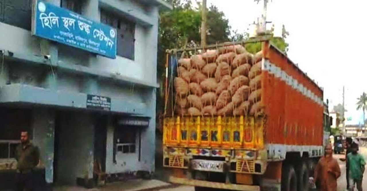 আমদানি হঠাৎ বন্ধ, পেঁয়াজের কেজিতে দাম বাড়ল ১০ টাকা