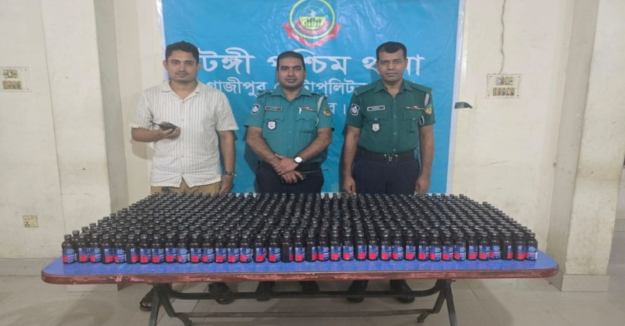 টঙ্গীতে পরিত্যক্ত প্রাইভেটকার থেকে ৬৪২ বোতল ফেনসিডিল জব্দ