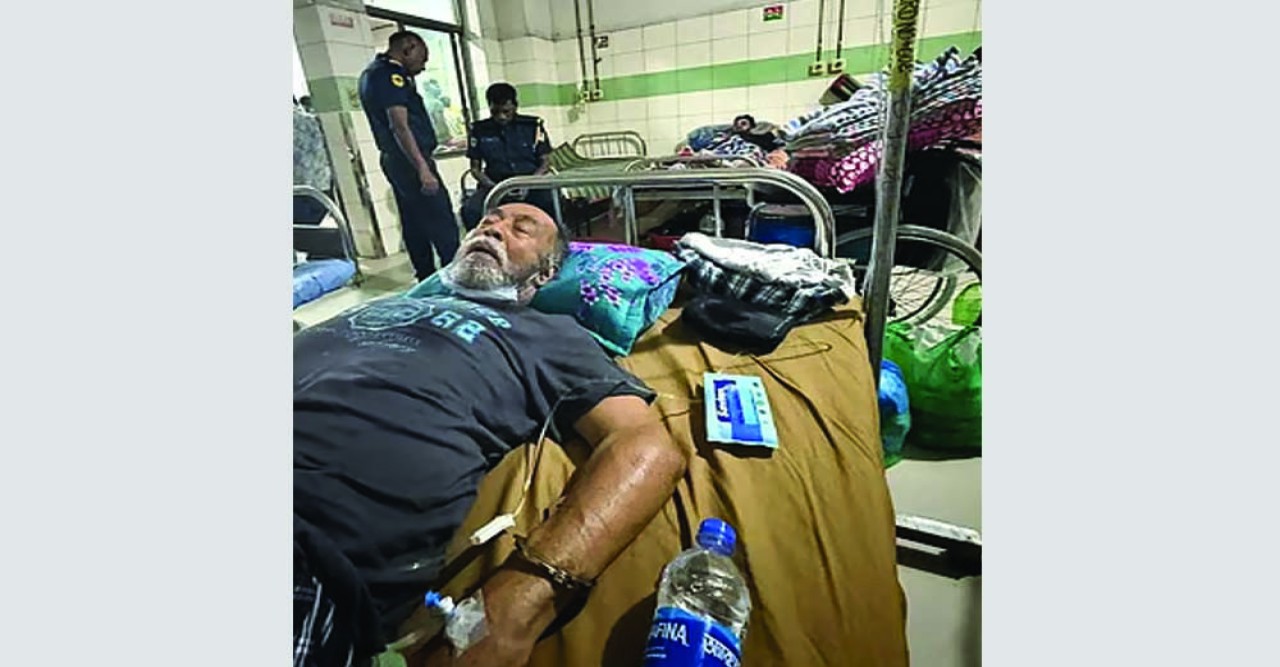 হাসপাতালে মৃত্যুপথযাত্রী সাবেক মন্ত্রীর হাতে হাতকড়া, মানবাধিকার লঙ্ঘনের অভিযোগ