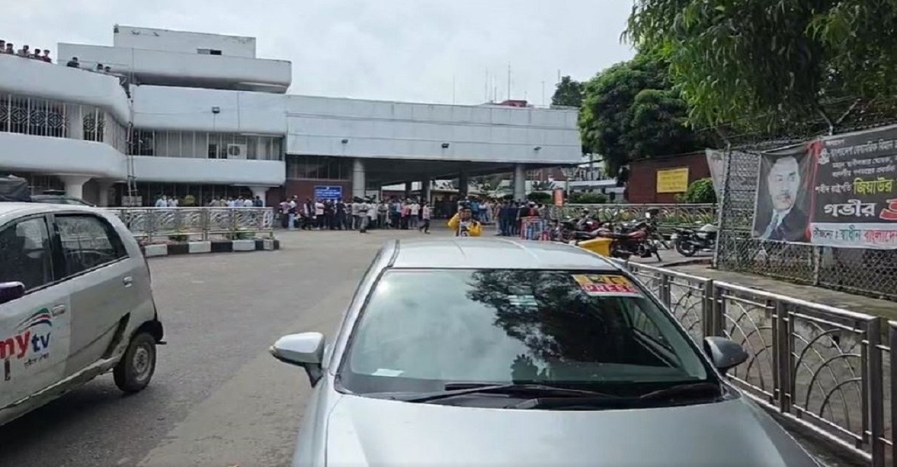 বিমানবন্দরে সাংবাদিক লাঞ্ছিত, এনসিপির প্রেস ব্রিফিং বয়কট সাংবাদিকদের