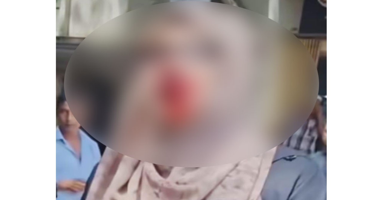 কারাগার থেকে বের হয়েই স্ত্রীকে আদালত প্রাঙ্গণে মারধর, স্বামী আটক