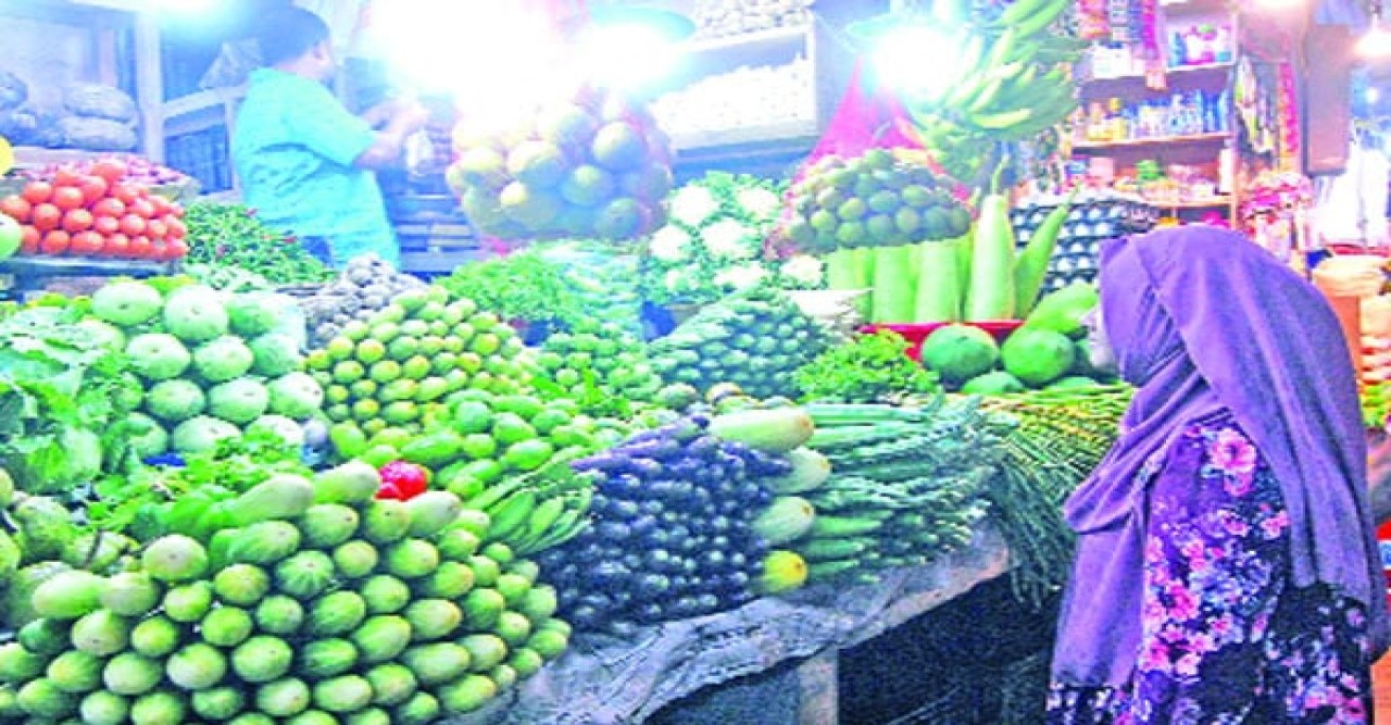 রাজধানীর সবজির বাজারে আগুন: চার মাস ধরে চড়া দাম, স্বস্তি নেই ক্রেতাদের
