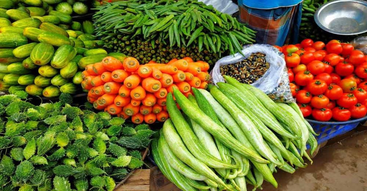 শীতের আমেজেও সবজির দাম চড়া, রাজধানীর বাজারে ক্রেতাদের নাভিশ্বাস