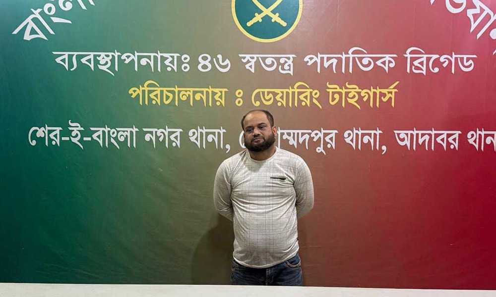 মোহাম্মদপুরে সেনাবাহিনীর অভিযানে বিদেশি পিস্তলসহ চাঁদাবাজ সন্দেহে আটক ১