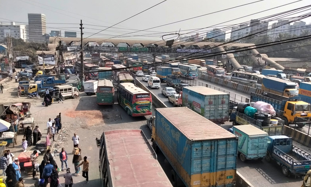 গ্রামমুখী যাত্রীদের চাপ ও সংস্কারকাজে মহাসড়কে ভোগান্তি
