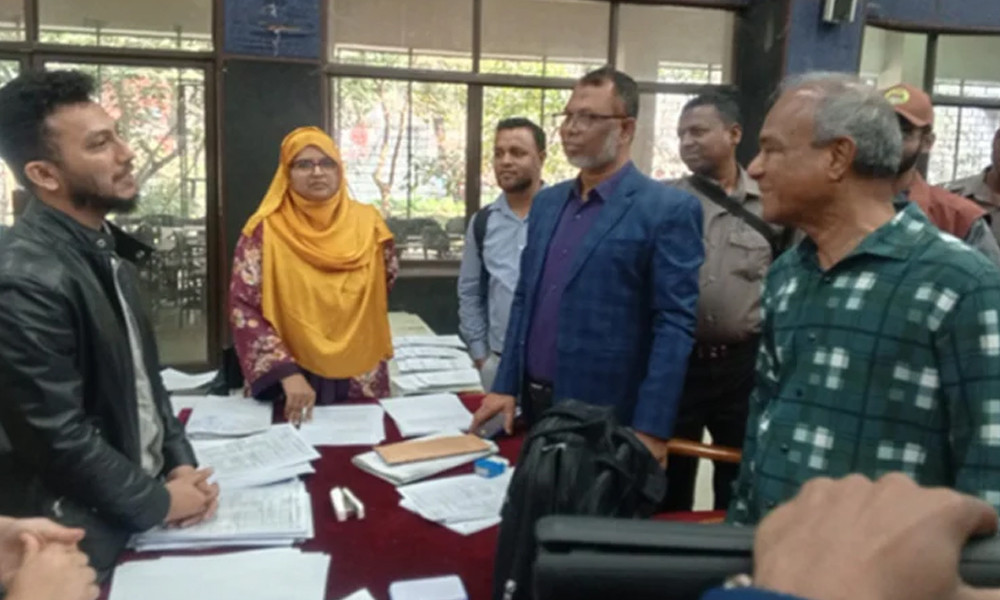 নির্বাচন সামনে রেখে পুলিশ হেডকোয়ার্টার্স ও দুই থানা পরিদর্শনে স্বরাষ্ট্র উপদেষ্টা