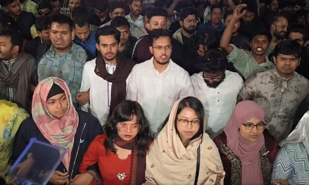 হাতিয়ায় সহিংসতার প্রতিবাদে রাজধানীতে মধ্যরাতে এনসিপির বিক্ষোভ