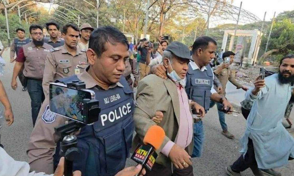ধানমণ্ডি ৩২-এ শ্রদ্ধা জানাতে গিয়ে ঢাকা বিশ্ববিদ্যালয়ের অধ্যাপক আটক