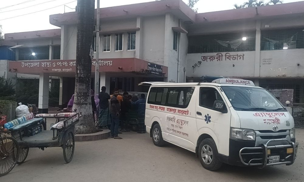 জয়পুরহাটে ভ্যান-মোটরসাইকেল সংঘর্ষে প্রাণ গেল ভ্যানচালকের