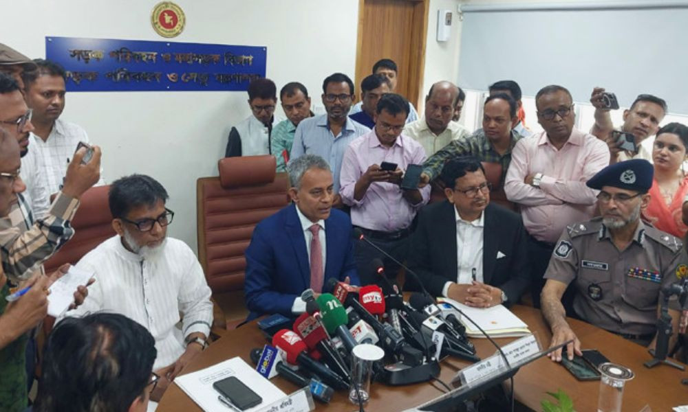 যাত্রীসহ বাস ফেরিতে তোলা যাবে না: কঠোর নির্দেশ সেতুমন্ত্রীর