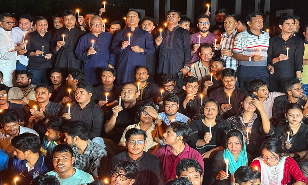 জুলাই গণঅভ্যুত্থানের শহীদদের স্মরণে ছাত্রদলের মোমবাতি প্রজ্বলন