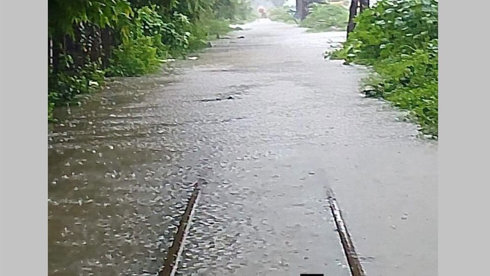 জলাবদ্ধতায় কক্সবাজারের সঙ্গে রেল যোগাযোগ বন্ধ, আটকা দুই ট্রেন