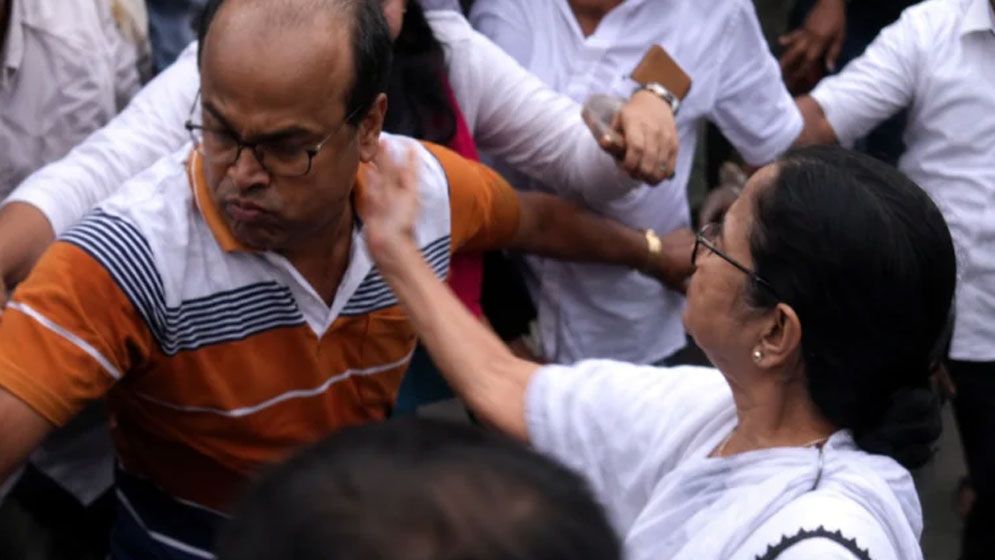 কালীঘাটে মিছিল ঘিরে উত্তেজনা, চড় মারার ঘটনায় নতুন রাজনৈতিক বিতর্কে মমতা