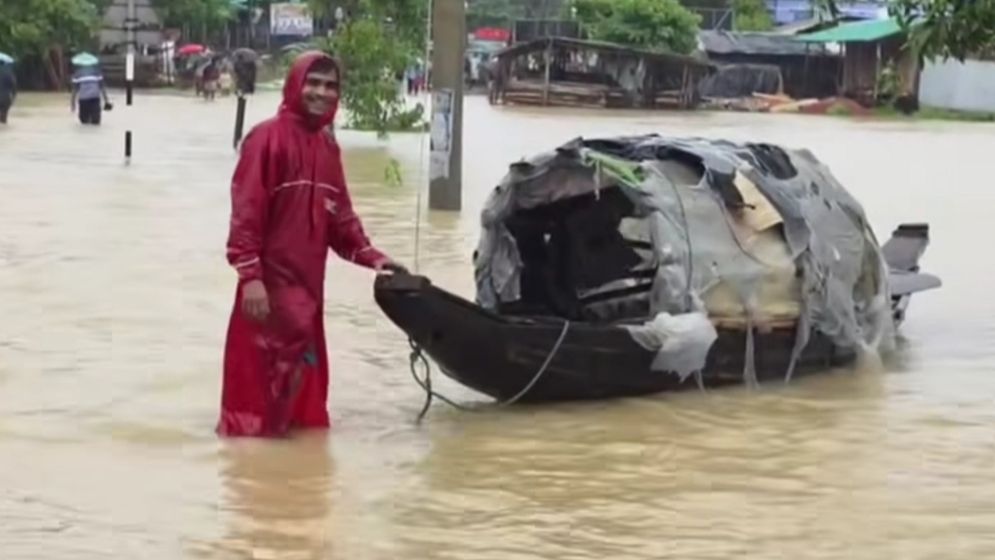টানা বর্ষণে কক্সবাজারে প্লাবন, মহাসড়কে গাড়ির বদলে চলছে নৌকা