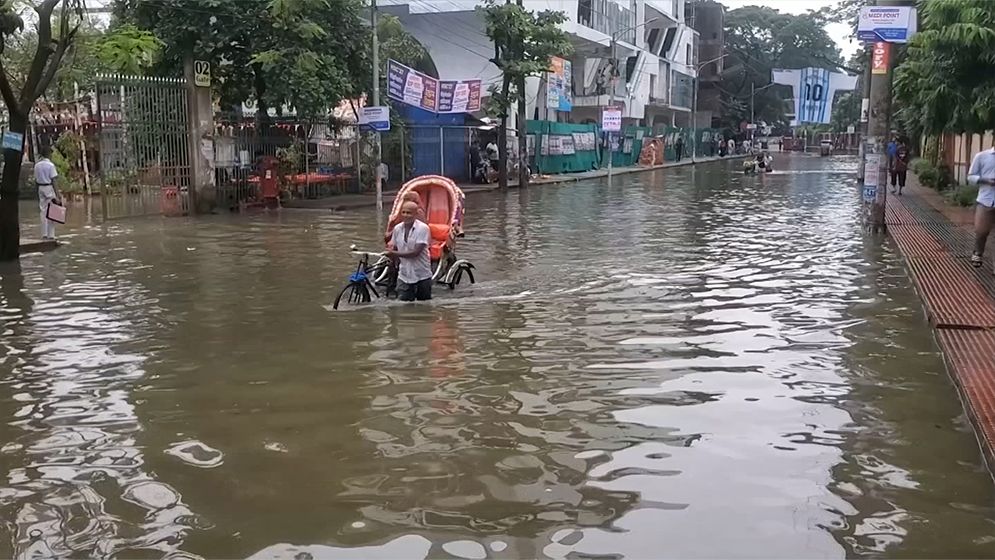 টানা বৃষ্টিতে কুমিল্লা শহরে জলাবদ্ধতা, চরম দুর্ভোগে নগরবাসী