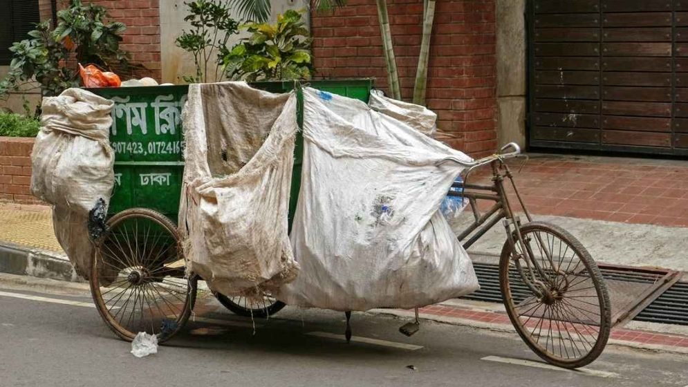 ঢাকায় বাসাবাড়ির ময়লা সংগ্রহে ভ্যান ফি বন্ধ চেয়ে হাইকোর্টে রিট