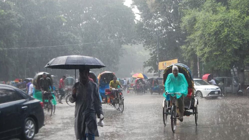 ভারী বৃষ্টিতে চট্টগ্রামে জলাবদ্ধতা, ভোগান্তিতে নগরবাসী