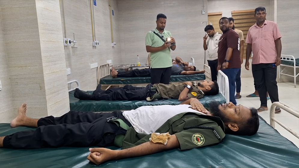 সকালের বৃষ্টিতে ভিজল রাজধানী, ভোগান্তিতে কর্মজীবীরা