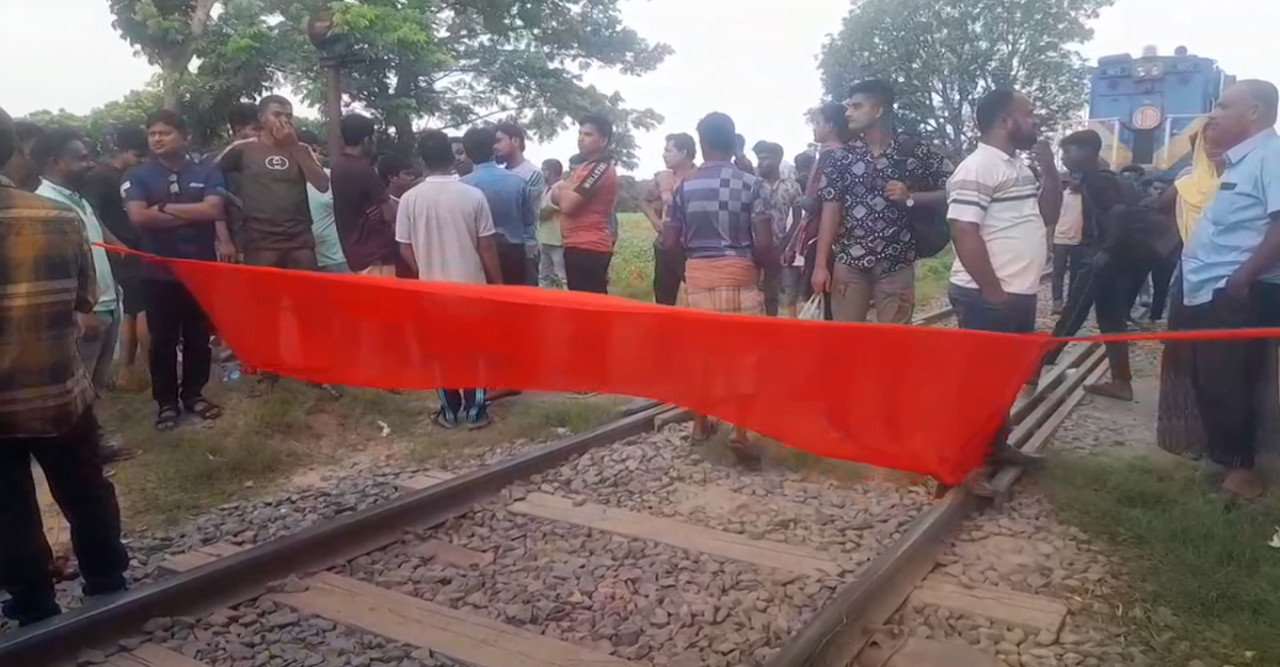 বিক্ষোভে থমকে রাজশাহীর ট্রেন চলাচল, চলবে দাবি পূরণ না হওয়া পর্যন্ত