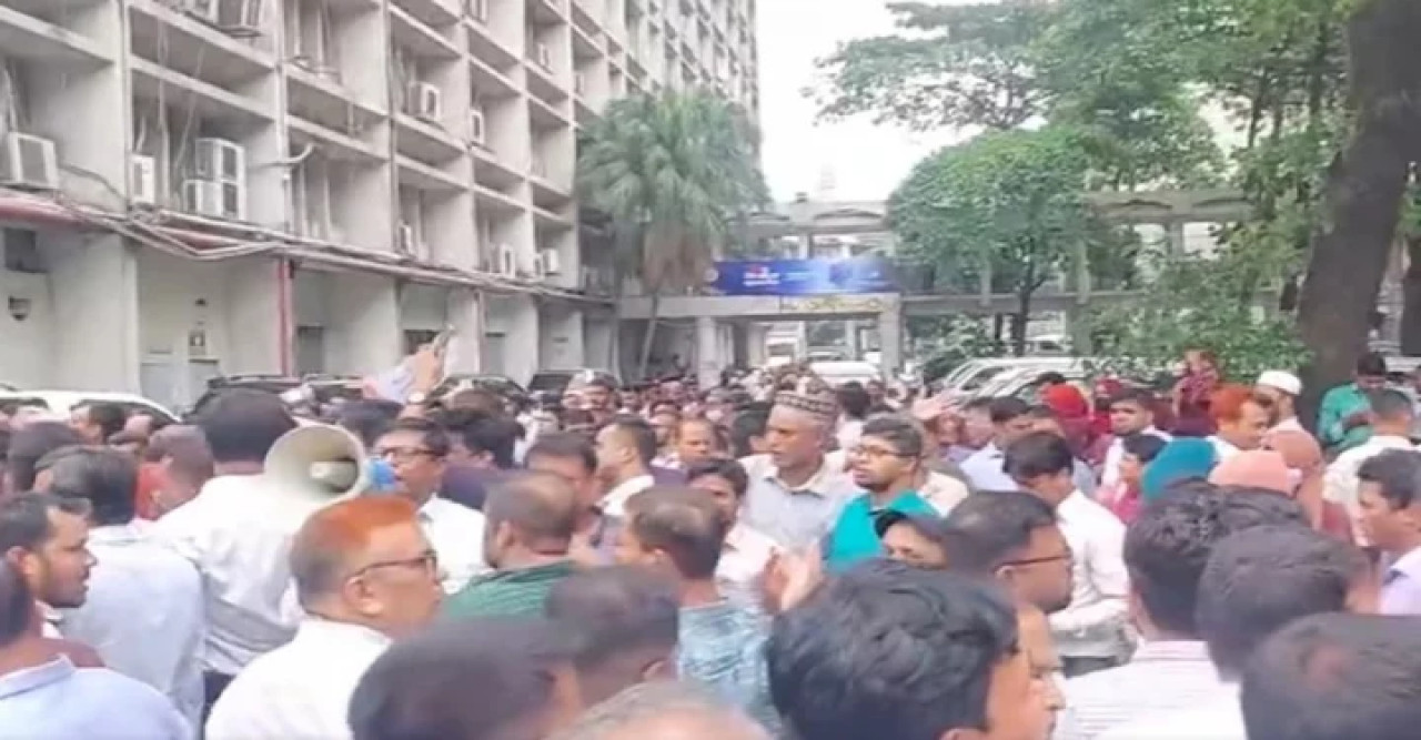 সরকারি চাকরি অধ্যাদেশ-২০২৫ বাতিলের দাবিতে টানা তৃতীয় দিনের বিক্ষোভ