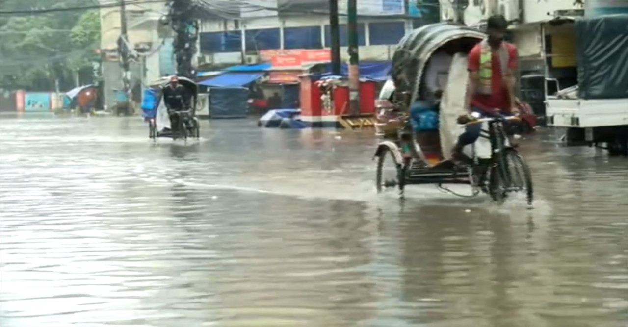 টানা বৃষ্টিতে চট্টগ্রামে জলাবদ্ধতা, ভোগান্তিতে নগরবাসী