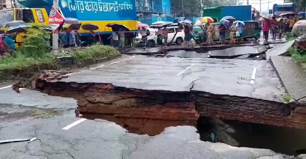 চট্টগ্রামে টানা বৃষ্টিতে ৪৫ বছর পুরনো কালভার্ট ধসে যোগাযোগ বিচ্ছিন্ন