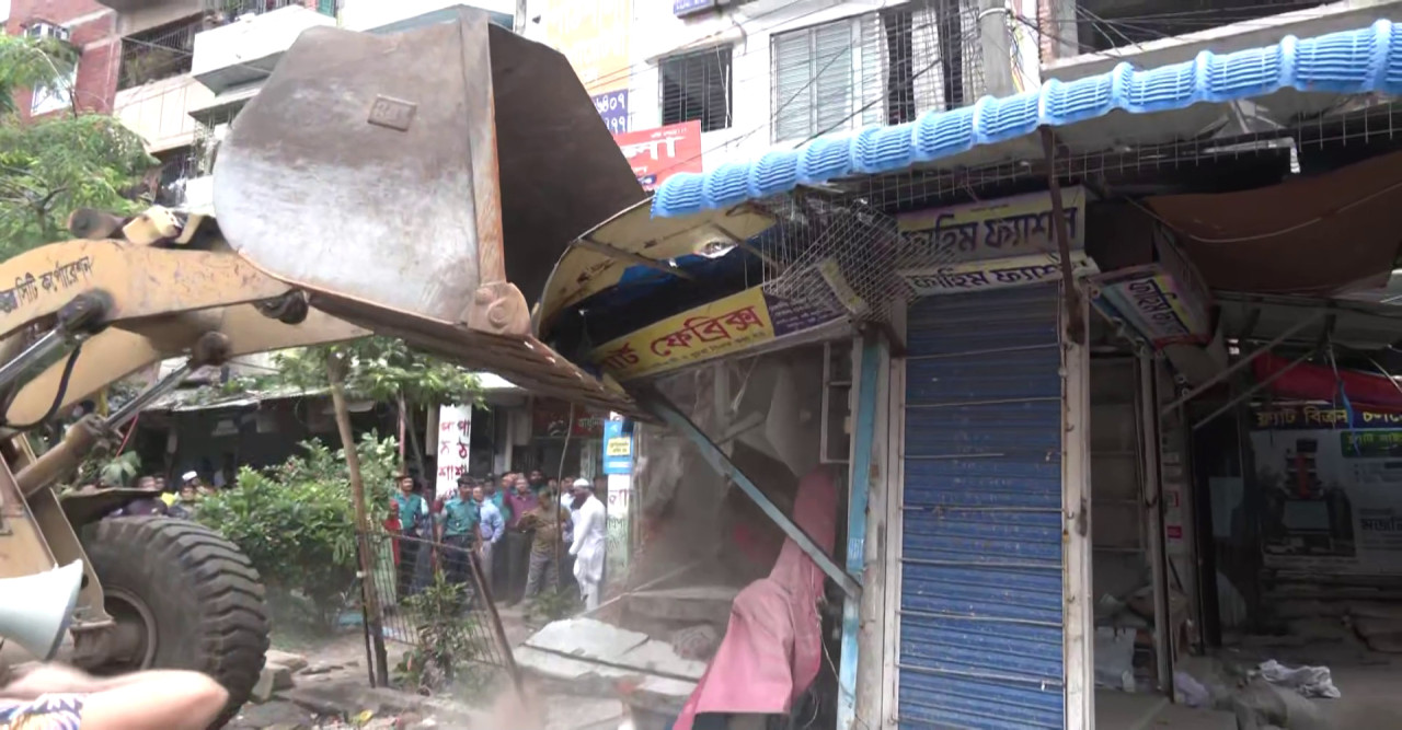 নোটিশ ছাড়াই দোকান ভাঙল সিটি করপোরেশন, অভিযোগ দোকান মালিকদের
