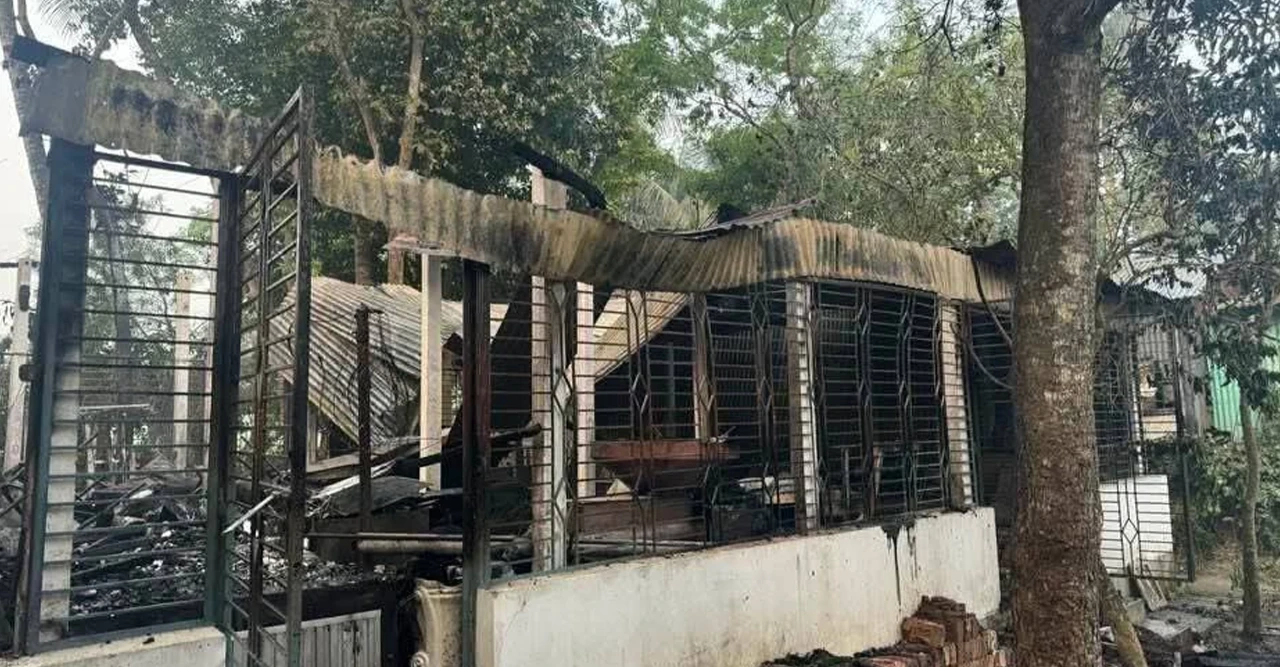 চিত্রশিল্পীর বাড়িতে আগুন, ছাত্রলীগ নেতাসহ গ্রেপ্তার ৬ জন