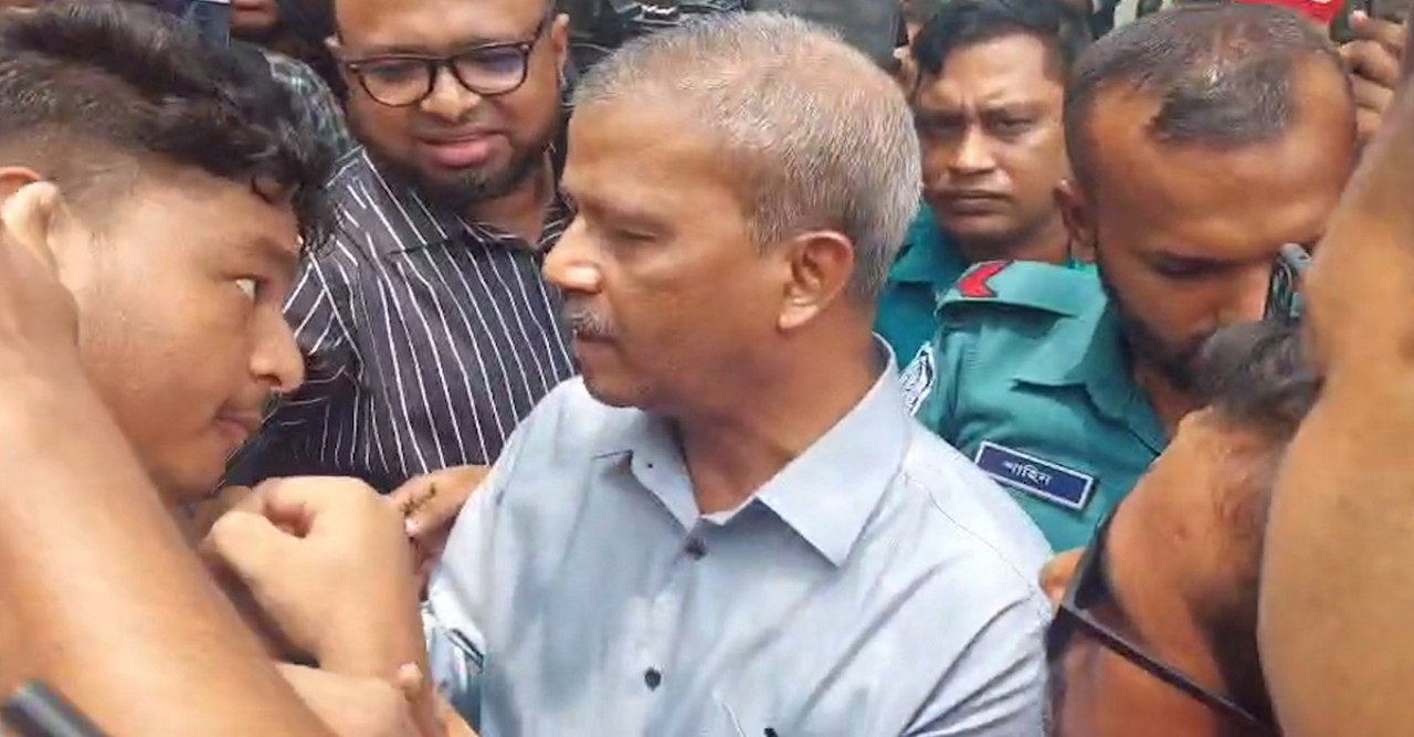 আইন ও শিক্ষা উপদেষ্টার সামনে ক্ষোভ, শিক্ষার্থীদের বিক্ষোভে উত্তপ্ত মাইলস্টোন ক্যাম্পাস