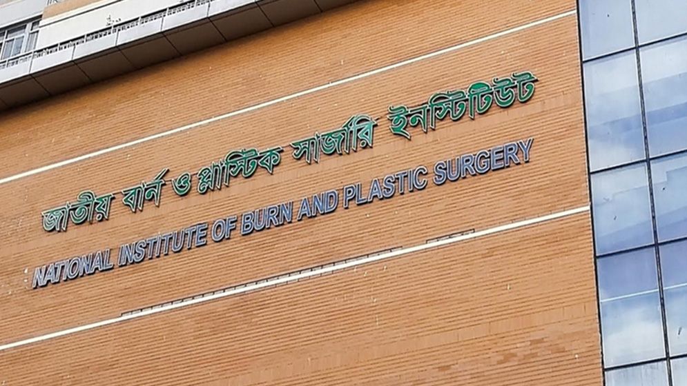 রায়েরবাজারে গ্যাস লিকেজে বিস্ফোরণ, একই পরিবারের চারজন দগ্ধ