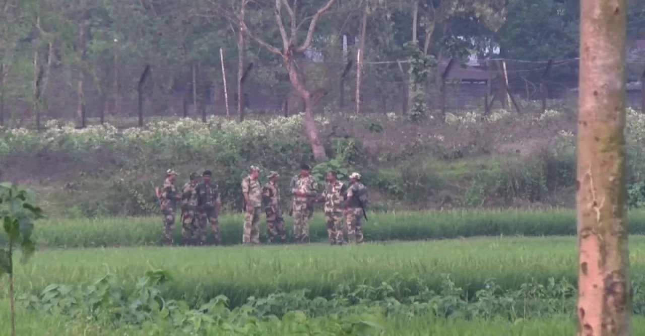 গাটিয়ারভিটা সীমান্তে বিএসএফের পুশ-ইন, বিজিবির জিম্মায় ২০ জন
